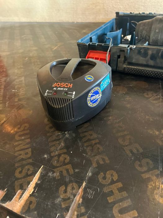 Перфоратор на БОШ BOSCH на литеви батерия перфектно състояние