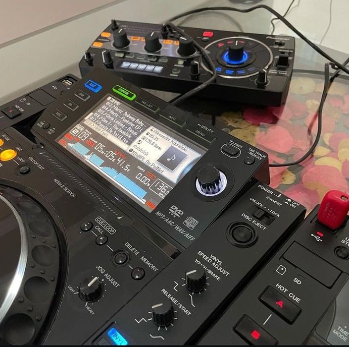 Pioneer CDJ 2000players / flightcases