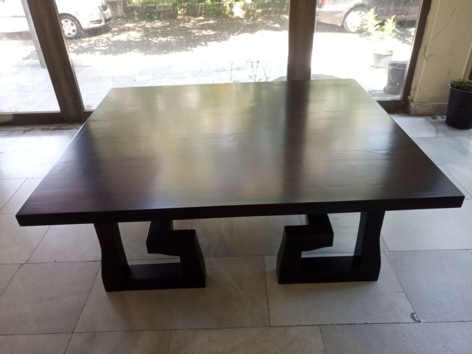 Дизайнерска маса от масив