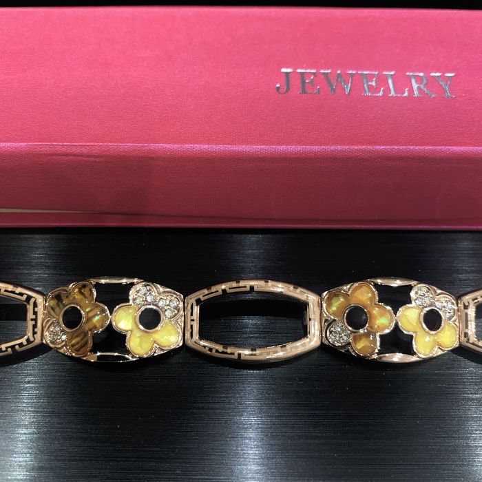 Красивый женский браслет