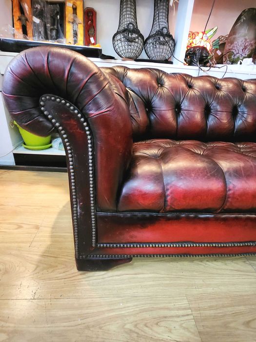 Кожен диван Chesterfield – тъмно бордо