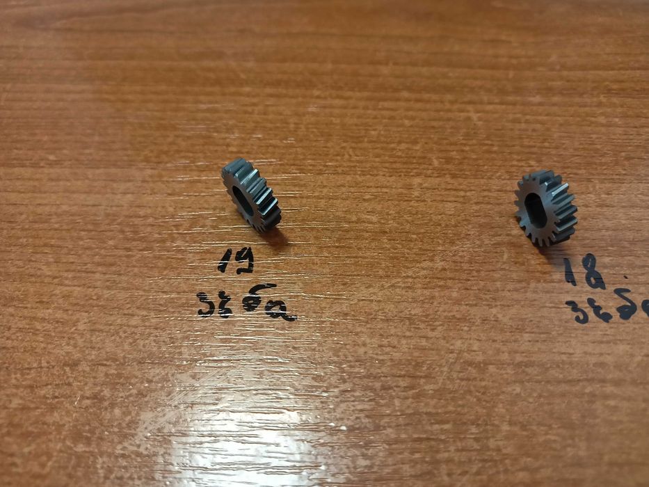 Зъбни колела метални, зъбчатки 18 и 19 зъба.