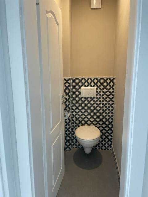 Дава се под наем Тристаен апартамент в София, Център - 80 кв.м за 1100 € - Снимка #2