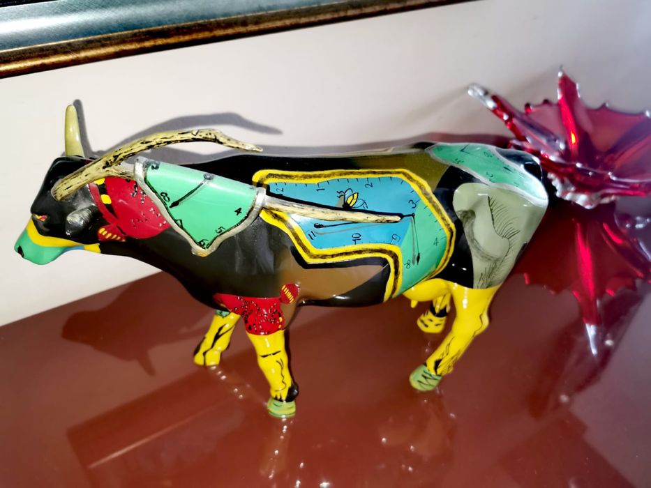 Парад на кравите CowParade Салвадор Каули крава арт фигура акрил колаж