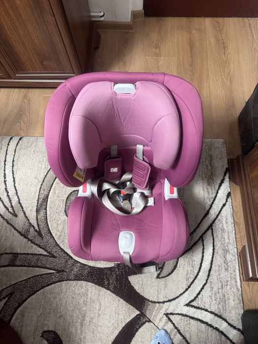 Scaun auto  Kikka Boo 3 în 1 cu sistem Isofix, conceput pentru grupa de vârstă 0-36 kg.