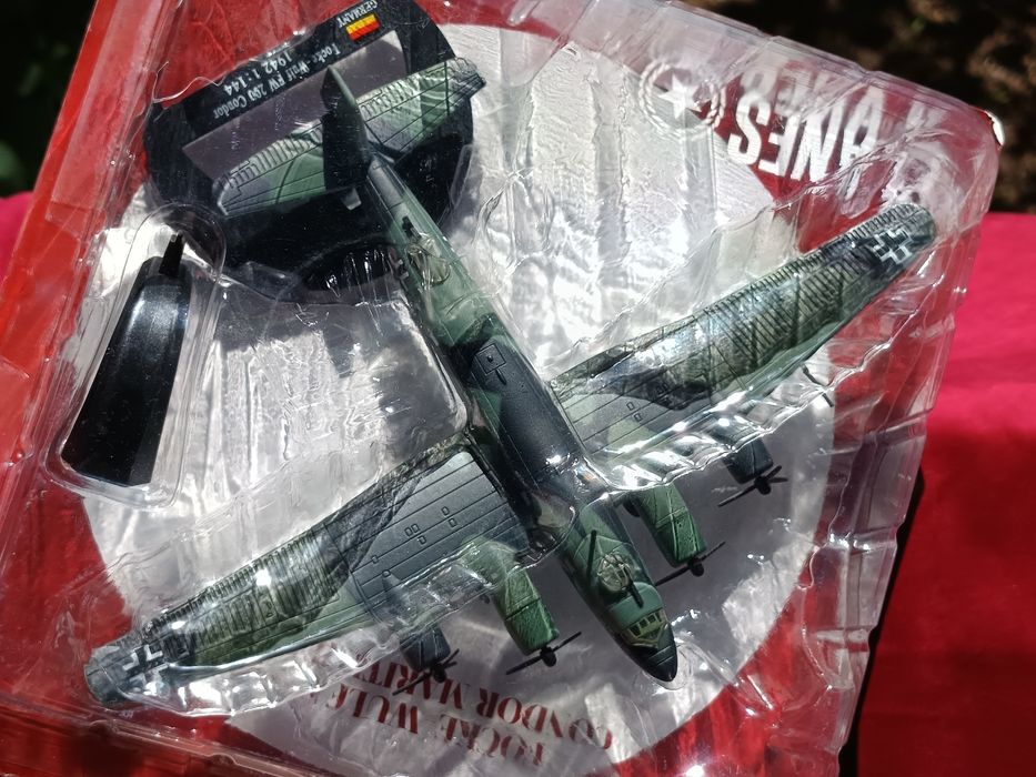 WW2 Machetă avion german 2 modele/ Noi/preț pentru unul !
