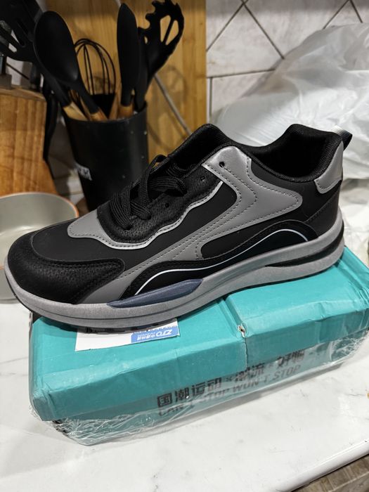 Новые кроссовки.