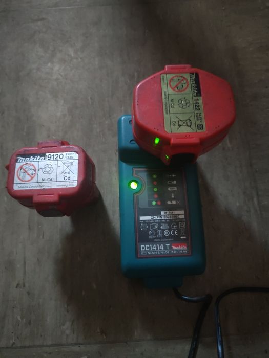 Зарядно с 2  батерии