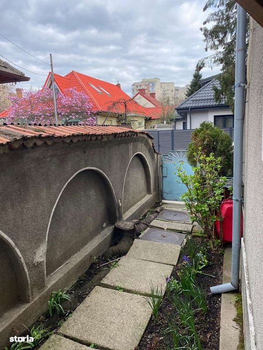 Vand apartament in vila, in zona Decebal