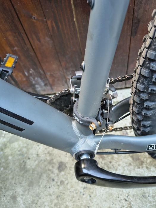 Vând bicicleta cube În stare bună are roți 29 și frâne pe ulei