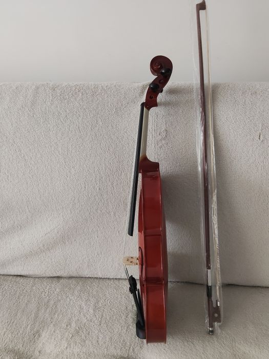 Vioara in stare foarte buna, fara zgarieturi sau alte defecte