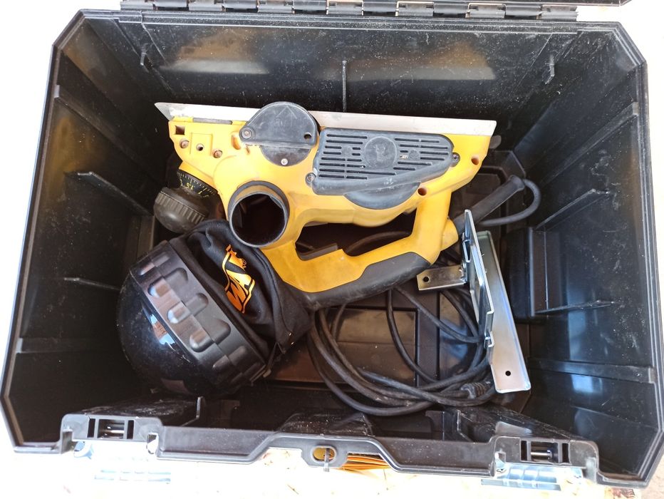 Электрорубанок DeWalt