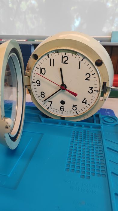 Руски корабен механичен часовник.