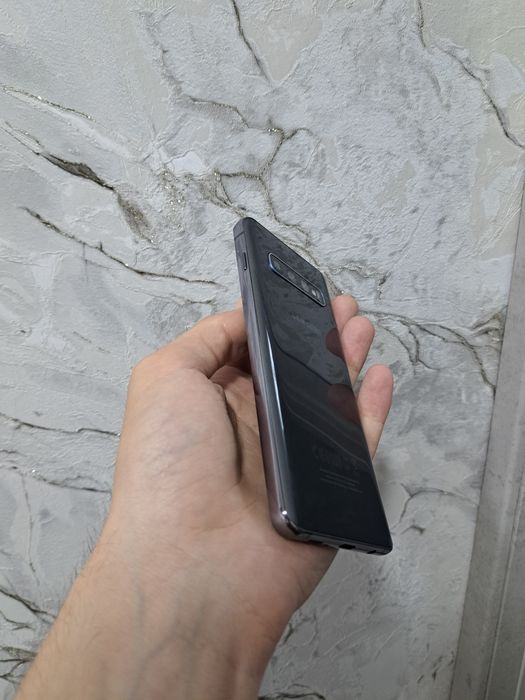 Продам Samsung Galaxy S10 память 8/128gb работает отлично