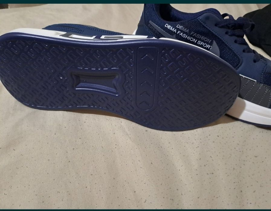 Продам новые кроссовки NIKE
