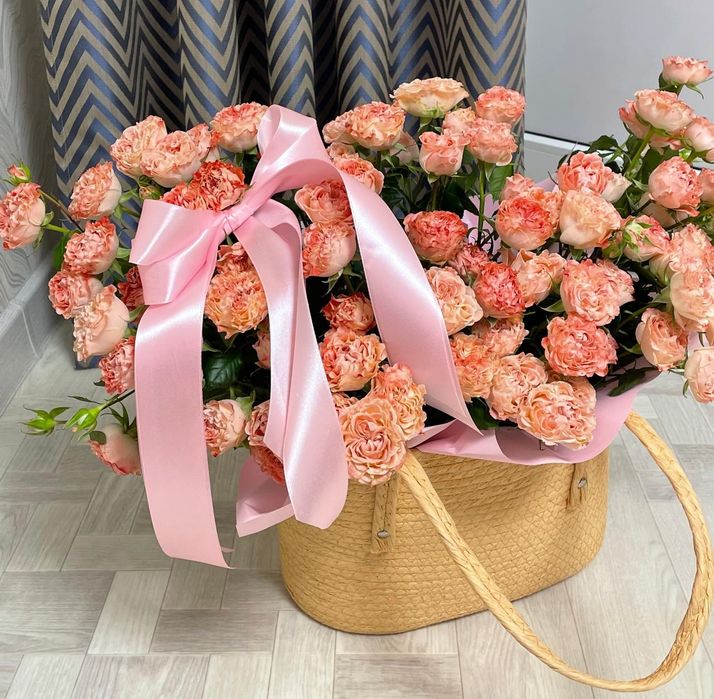 Кустовые пионовидные розы в корзинке