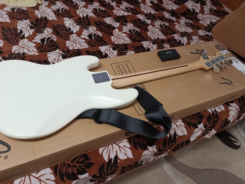 Chitară bass și amplificator