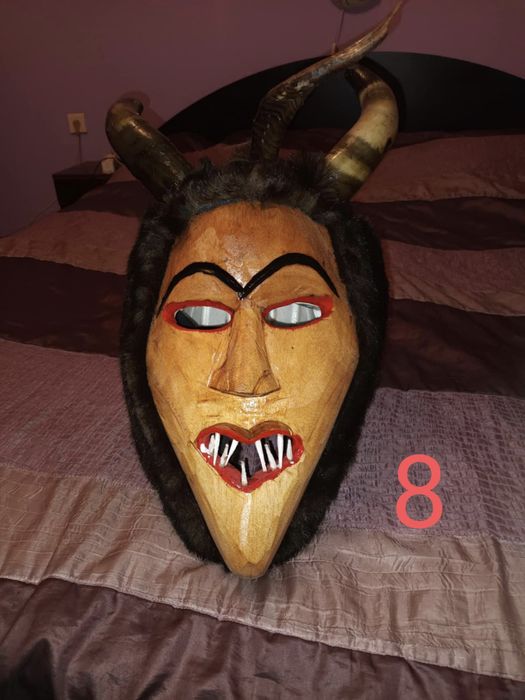 Кукерски маски с рога