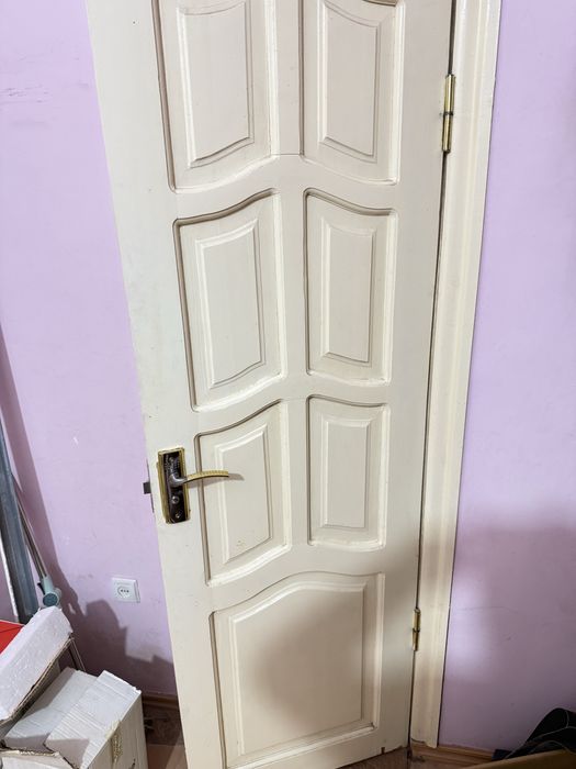 Продаются б/у двери деревянные белого цвета 5 штук.