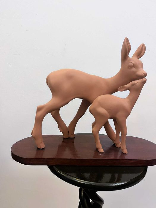 Bibelou statueta veche metalica pe soclu de lemn bibelouri