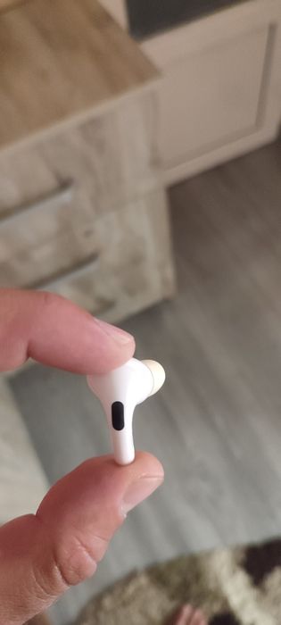 Buna ziua vând airpods pro 2 originale folosite dar într-o stare foarte bună livrez personal.Va mulțumesc.