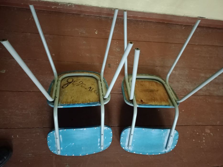 Продам старые тубаретки из дерева,2 железных стула