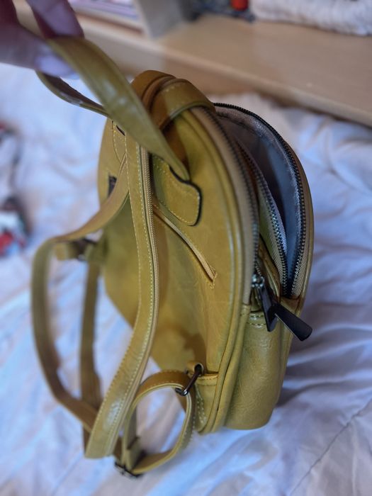 Дамска раница.