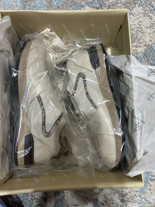 Женские кроссовки