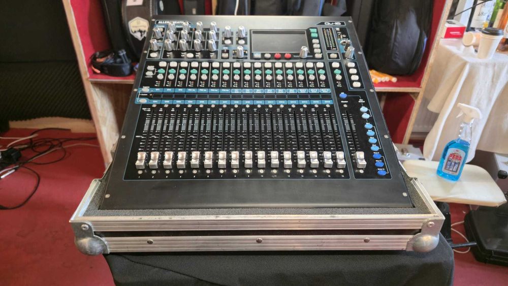 Mixer digital profesional QU-16 (24ins - 12outs) + case
