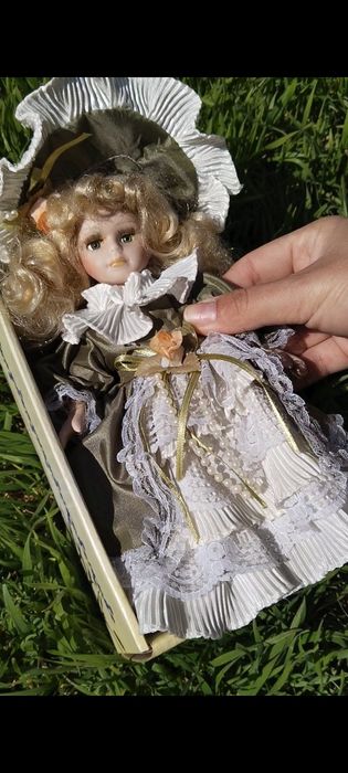 Фарфоровая кукла в коробке