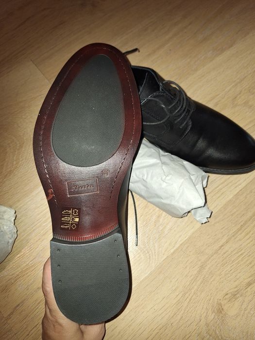 Чисто нови кожени обувки Bata