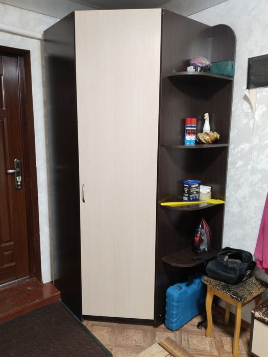 Продам угловой шкаф.