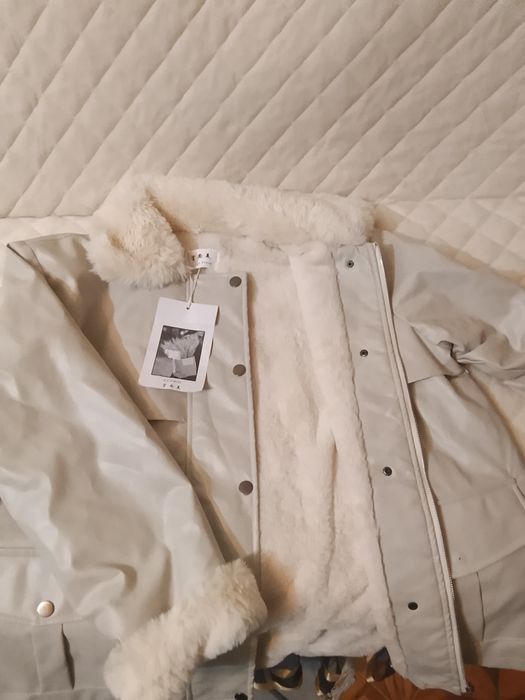 Продам новую куртку в подарок новая шапочка - снуд!!!