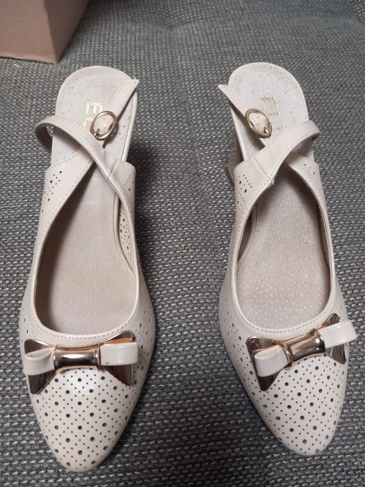 Дамски обувки, цвят бежов, летни