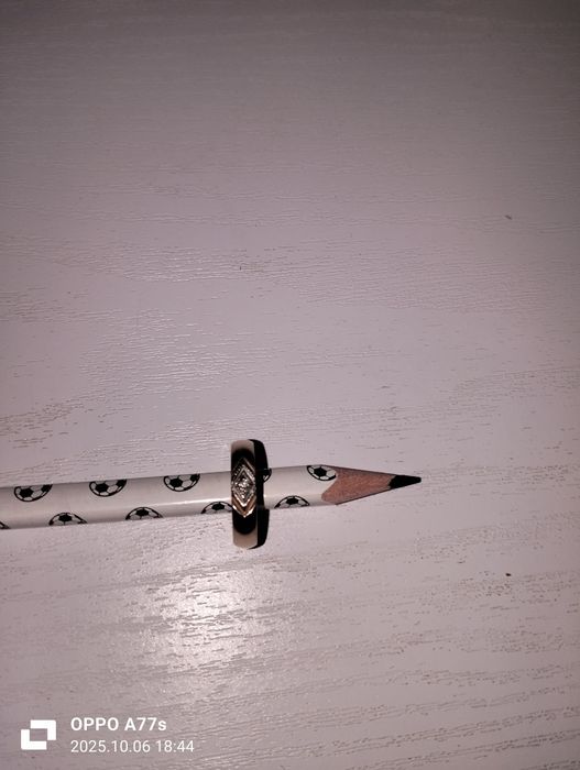 Продам золотое кольцо с бриллиантом