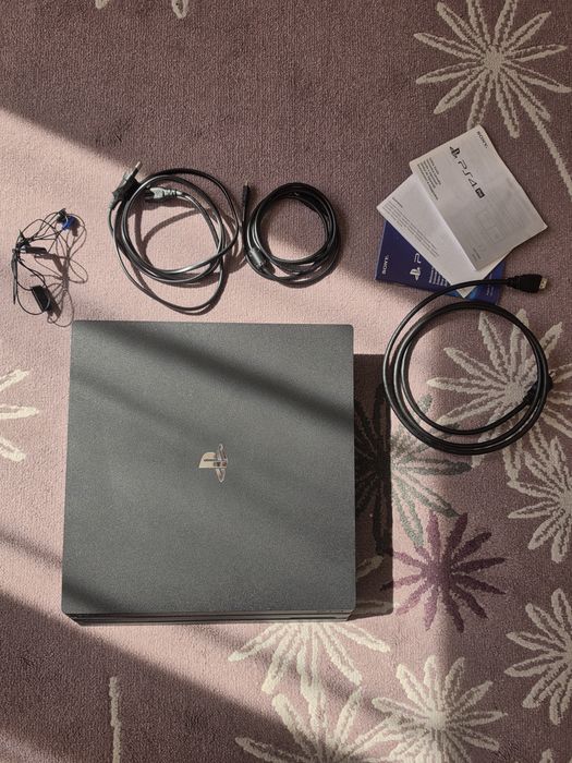 PlayStation 4 Pro 1TB PS4 Pro + 2 джойстика + 3 игри