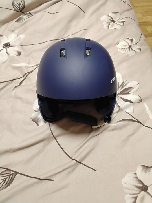 Каска за ски нова.