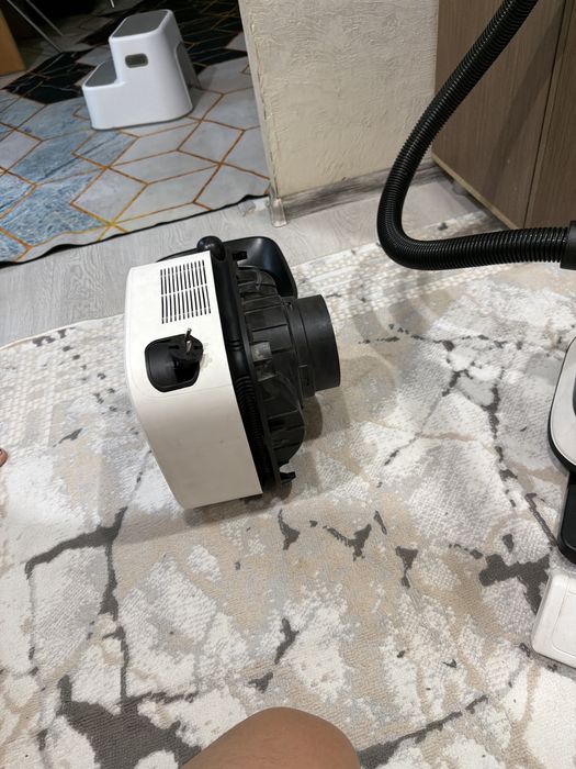 Пылесос “”JEBE”.