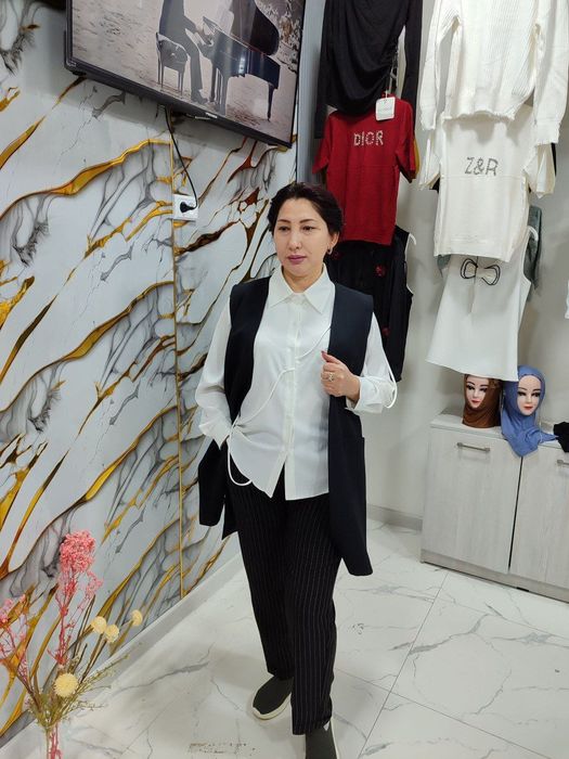 Qora rangli Yengsiz pidjak