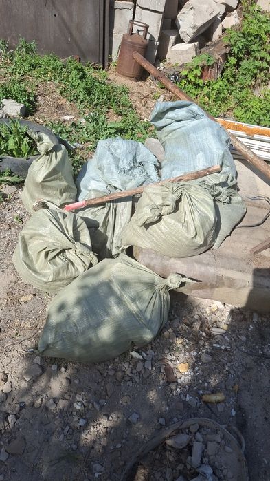Строй мусор бесплатно все в мешках просто забрать и все чистый весь