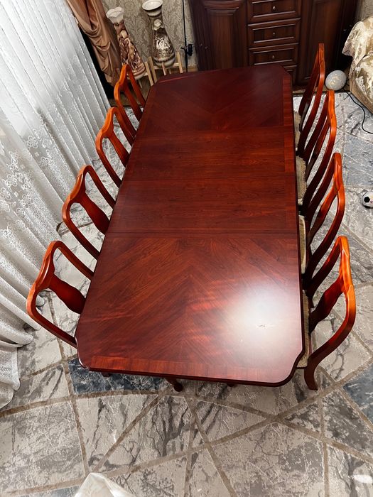 Продам обеденный стол с комплектом стульев