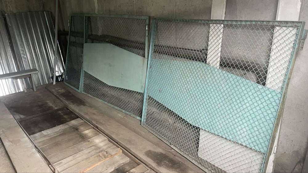 Ворота с калиткой с навесами и петлями