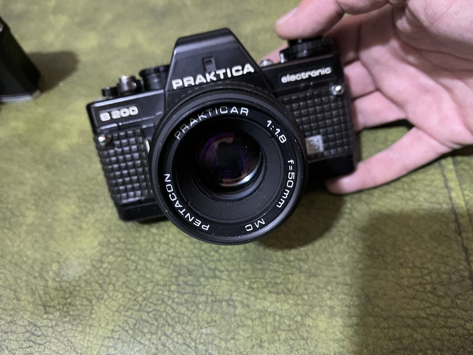 Aparat foto vintage pe film Praktica B200