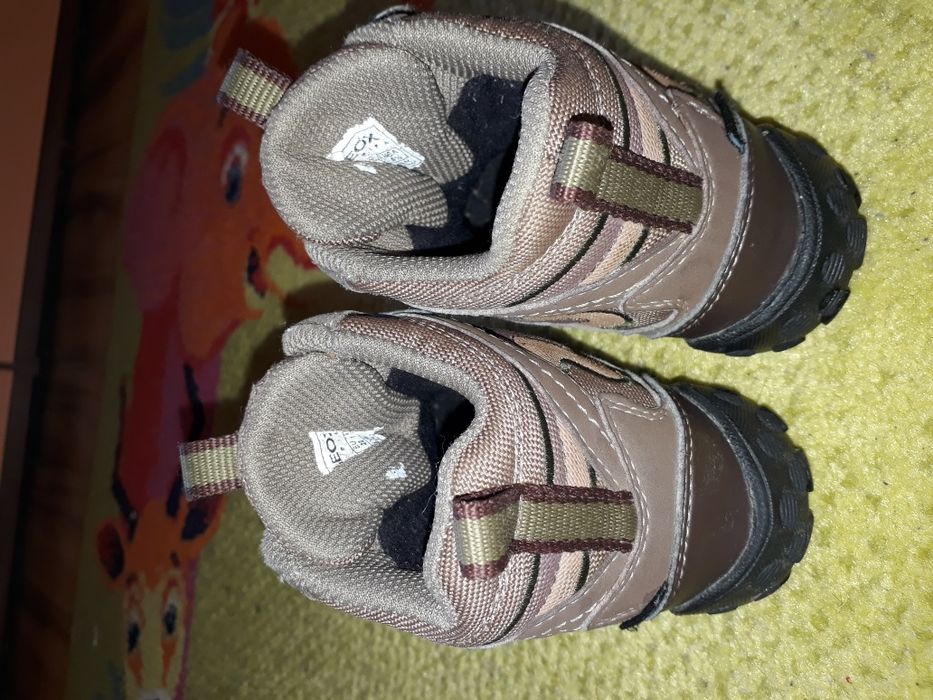 Много запазени детски обувки на geox,номер 22