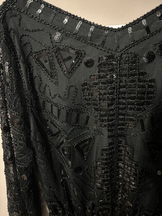 Изискана Черна Рокля с Бляскави Декорации