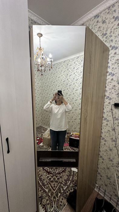 Угловой шкаф пен люстралар сатылады