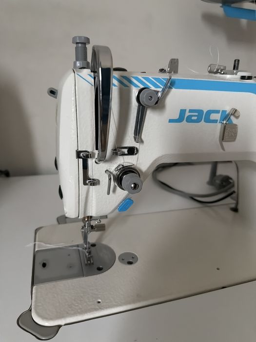 Бытовая швейная машина