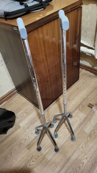 Пара костылей с ножками