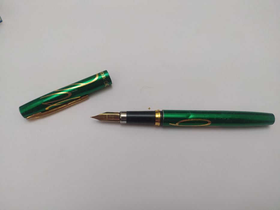 Продаются чернильные ручки в приличном состоянии.