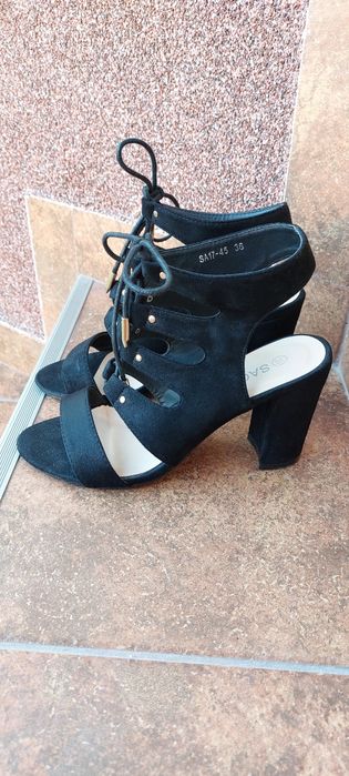 Sandale negre cu toc